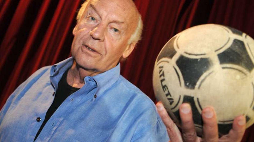 Eduardo Galeano with a soccer ball in his hand Eduardo Galeano with a soccer ball in his hand