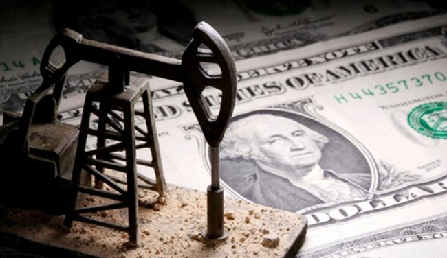 Imagen ilustrativa: Perforadora de petróleo junto a dólares