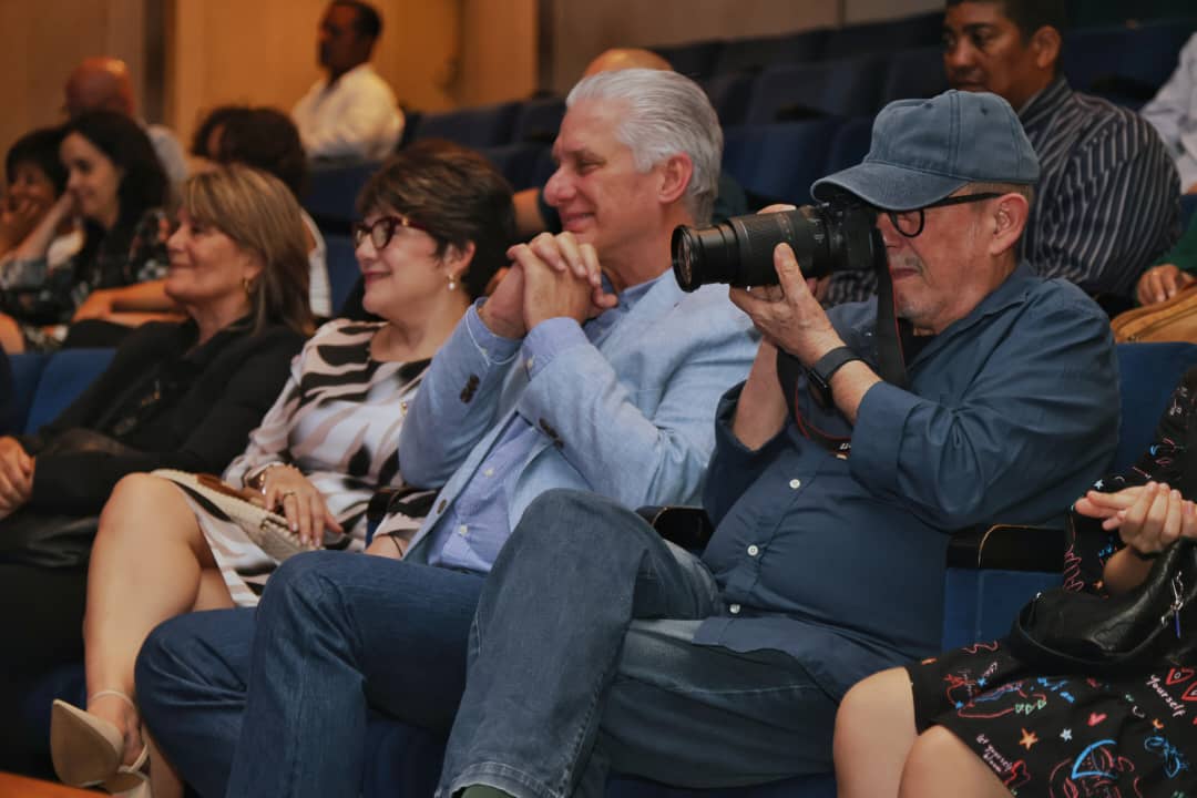 Díaz-Canel junto a Silvio Rodríguez. Foto: Alejandro Azcuy/ Presidencia de la República Díaz-Canel junto a Silvio Rodríguez. Foto: Alejandro Azcuy/ Presidencia de la República