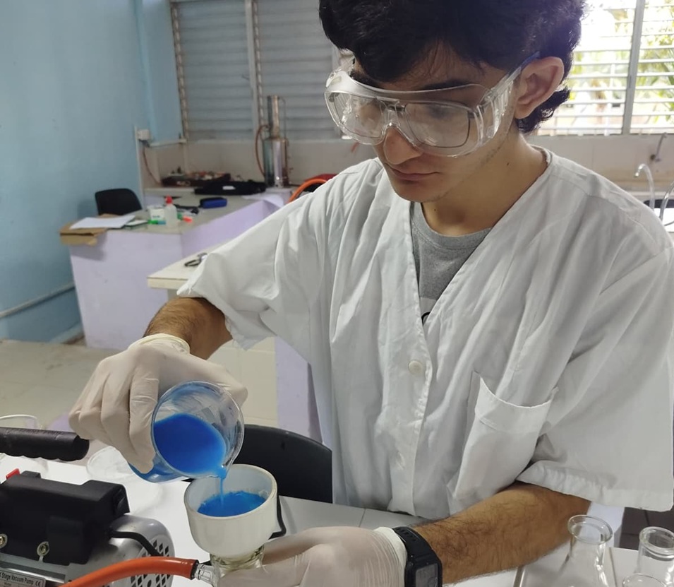 Joven realizando experimento de Química