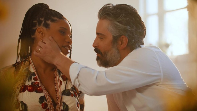 Ray Cruz en escena junto a la actriz Zenia Bella en la telenovela Mujeres de café, actualmente en producción