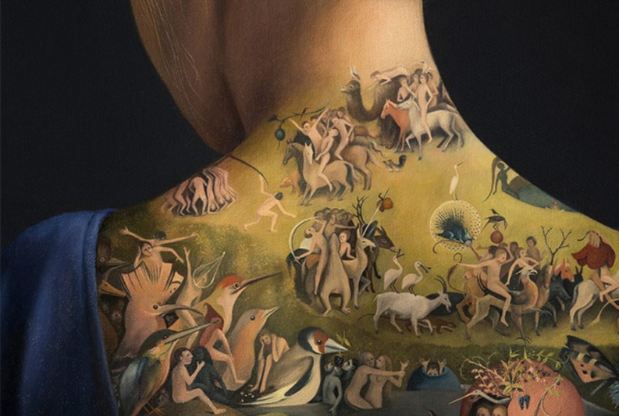 Espalda de mujer tatuada
