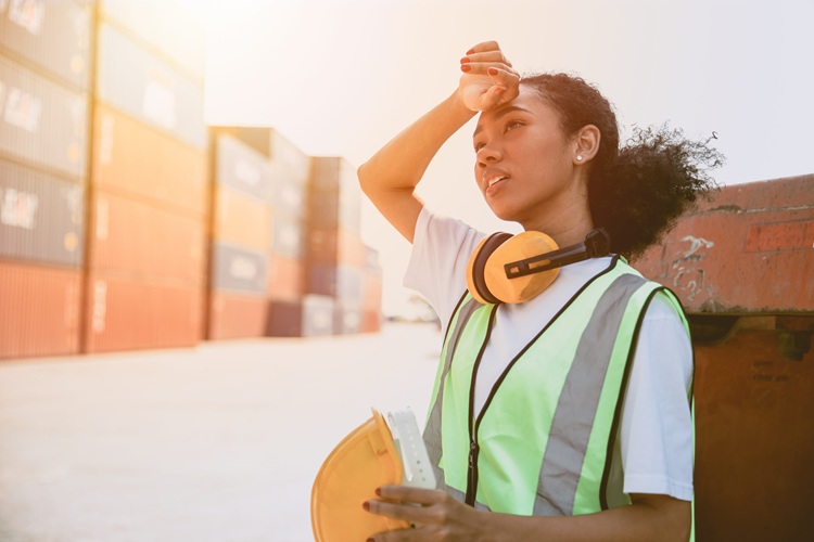 Trabajadora con mucho calor bajo el sol 