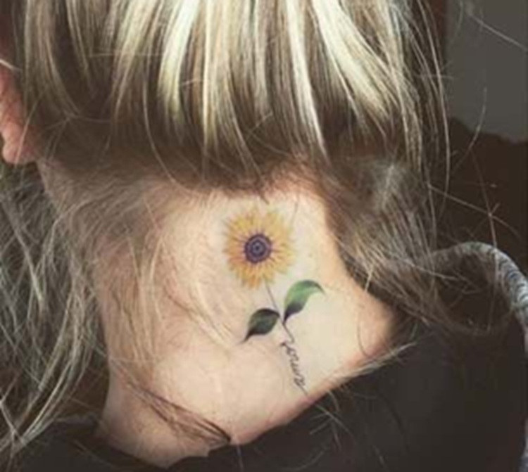 Cuello de muchacha tatuado con girasol
