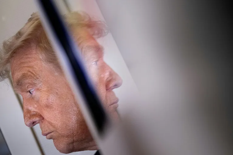 Demócratas acusan a Trump de corrupción en mercado bursátil