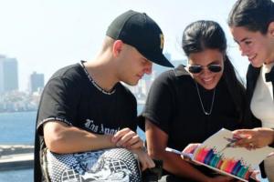 La Feria Internacional del Libro de La Habana (FILH) es una muestra del valor que el Estado cubano le confiere al libro y la lectura. Con la premisa martiana «Leer es crecer», y la temática que convoca en este año «Todo un país en libros», la FILH ratifica la importancia de la lectura en la construcción de una cultura integral. Fotos Jorge Luis Sánchez Rivera.