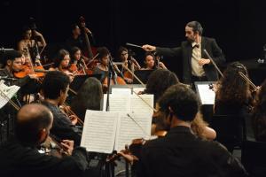 El proyecto de Orquesta Sinfónica de Granma, surgido hace más de una década e integrado por experimentados y noveles artistas, bajo la batuta del maestro Javier Millet Rodríguez, ofrece al público un programa con obras de Ludwig Van Beethoven, Arturo Márquez y Dámaso Pérez Prado, en concierto homenaje a Fidel en el centenario de su natalicio, en el Teatro Bayamo, en la ciudad homónima de la provincia de Granma, el 6 de agosto de 2026. ACN FOTO/Armando YERO LA O/sdl