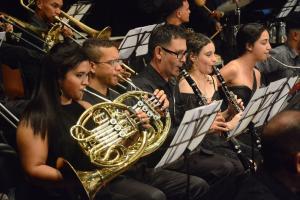 El proyecto de Orquesta Sinfónica de Granma, surgido hace más de una década e integrado por experimentados y noveles artistas, bajo la batuta del maestro Javier Millet Rodríguez, ofrece al público un programa con obras de Ludwig Van Beethoven, Arturo Márquez y Dámaso Pérez Prado, en concierto homenaje a Fidel en el centenario de su natalicio, en el Teatro Bayamo, en la ciudad homónima de la provincia de Granma, el 6 de agosto de 2026. ACN FOTO/Armando YERO LA O/sdl