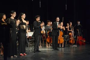 El proyecto de Orquesta Sinfónica de Granma, surgido hace más de una década e integrado por experimentados y noveles artistas, bajo la batuta del maestro Javier Millet Rodríguez, ofrece al público un programa con obras de Ludwig Van Beethoven, Arturo Márquez y Dámaso Pérez Prado, en concierto homenaje a Fidel en el centenario de su natalicio, en el Teatro Bayamo, en la ciudad homónima de la provincia de Granma, el 6 de agosto de 2026. ACN FOTO/Armando YERO LA O/sdl