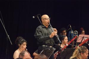 Carlos Rafael Puig Battle, director de la centenaria Banda Municipal de Conciertos, integra el Proyecto de Orquesta Sinfónica de Granma, en el concierto homenaje a Fidel en el centenario de su natalicio, realizado en el Teatro Bayamo, en la ciudad homónima de la provincia de Granma, el 6 de agosto de 2026. ACN FOTO/Armando YERO LA O/sdl