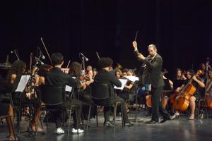 El proyecto de Orquesta Sinfónica de Granma, surgido hace más de una década e integrado por experimentados y noveles artistas, bajo la batuta del maestro Javier Millet Rodríguez, ofrece al público un programa con obras de Ludwig Van Beethoven, Arturo Márquez y Dámaso Pérez Prado, en concierto homenaje a Fidel en el centenario de su natalicio, en el Teatro Bayamo, en la ciudad homónima de la provincia de Granma, el 6 de agosto de 2026. ACN FOTO/Armando YERO LA O/sdl