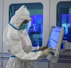 Un técnico maneja a través de una pantalla muestras para realizar la prueba del coronavirus, el 14 de mayo de 2020 en el laboratorio del Instituto de Investigación Médica de Kenia situado en Busia, ciudad al oeste del país fronteriza con Uganda© AFP/Archivos Brian Ongoro