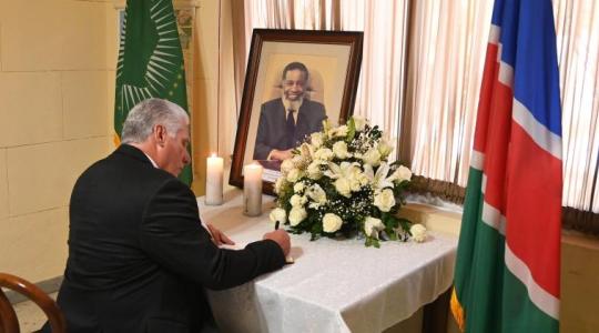 Diaz Canel rinde homenaje a San Nujoma