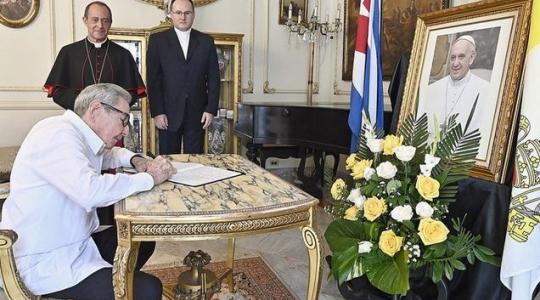  El General de Ejército Raúl Castro Ruz firma el libro de condolencias en la Nunciatura Apostólica, con motivo del fallecimiento del papa Francisco.