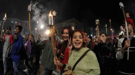 Jóvenes cubanos en la marcha de las antorchas