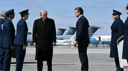 El presidente de Estados Unidos, Donald Trump, y el secretario de Defensa, Pete Hegseth, llegan a la Base de la Fuerza Aérea de Dover para asistir a la ceremonia de repatración de restos de soldados, en Dover, Delaware, el 18 de marzo de 2026. © Jim WATSON / AFP