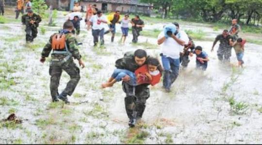 Miembros de la defensa civil cubana rescatan a pobladores