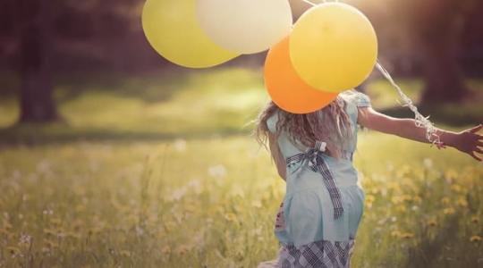 Muchacha con globos