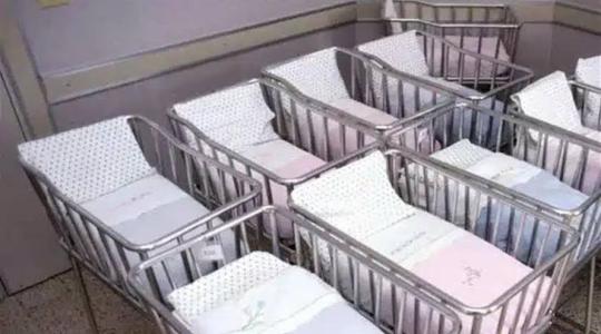 Cunitas vacías en un cunero de hospital materno