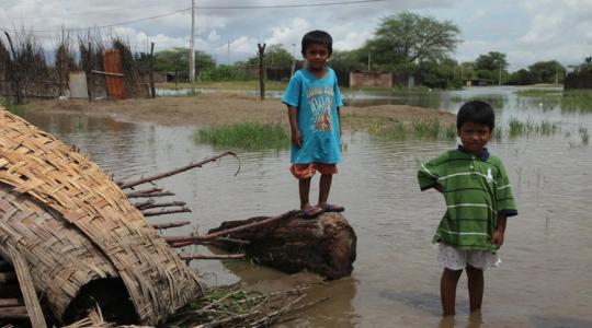 Niños en un panorama anegado por lluvias