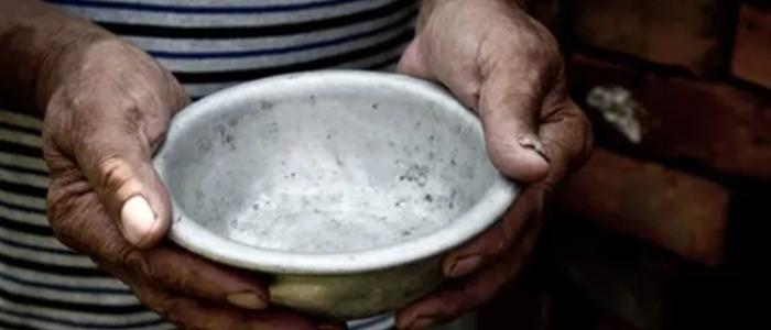 mano sosteniendo plato vacío
