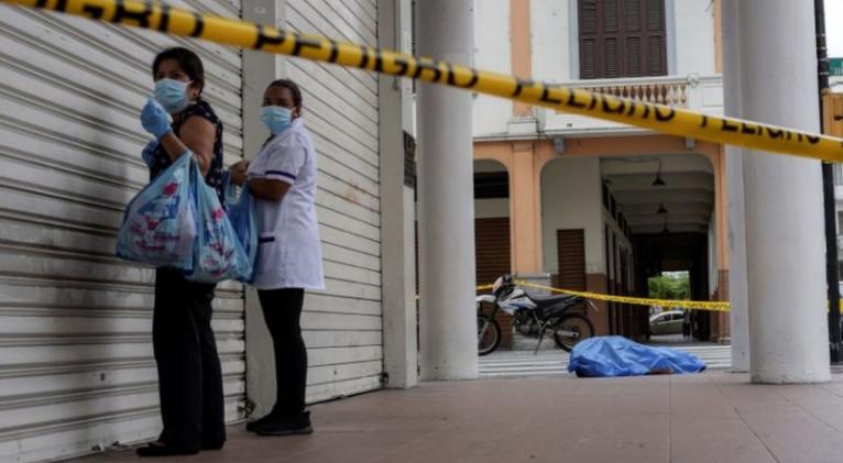 Guayaquil vive una crisis con decenas de muertos por el covid-19.