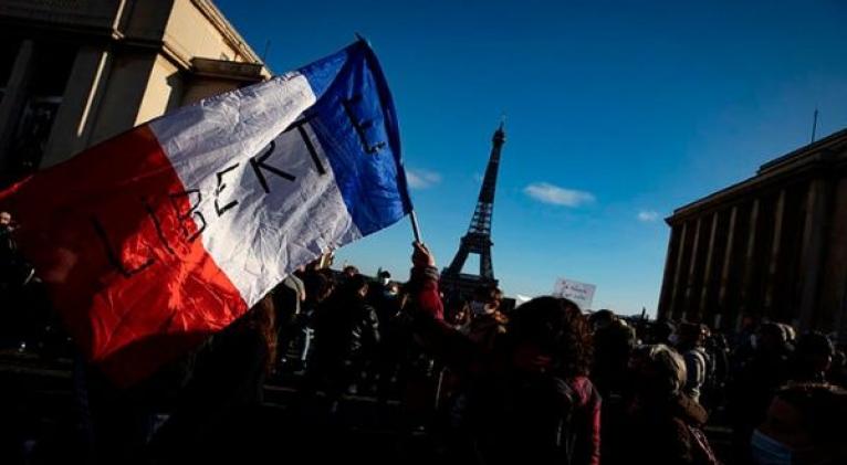 Miles de personas han protestado contra el proyecto de seguridad impulsado por el gobierno de Emmanuel Macron. Foto: EFE