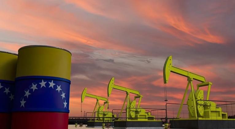 Venezuela aumenta producción petrolera a 922.000 barriles diarios en el 2024