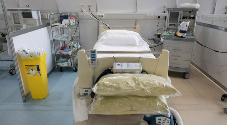 Una cama y un respirador artificial en un hospital temporal de Londres, Reino Unido, el 30 de marzo de 2020. Reuters